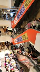 Lucky Plaza (D9), Retail #547163141